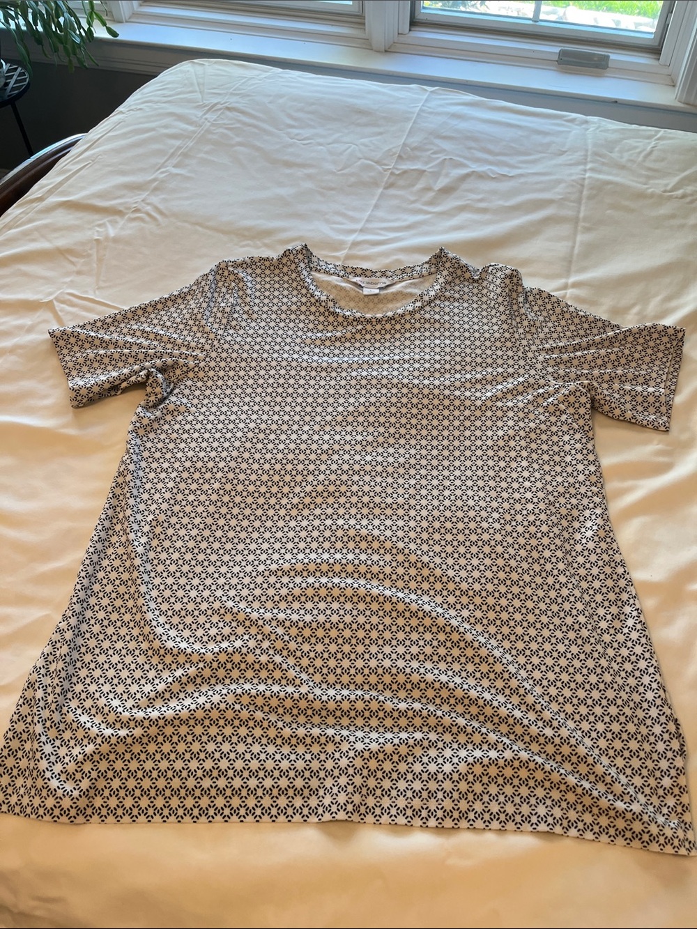 Liz Claiborne Black & White Geo Print Short Sleeve Tee